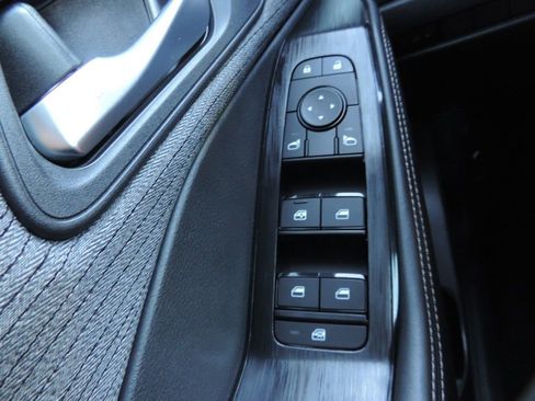 Certified 2023 Nissan Rogue SV FWD image 25