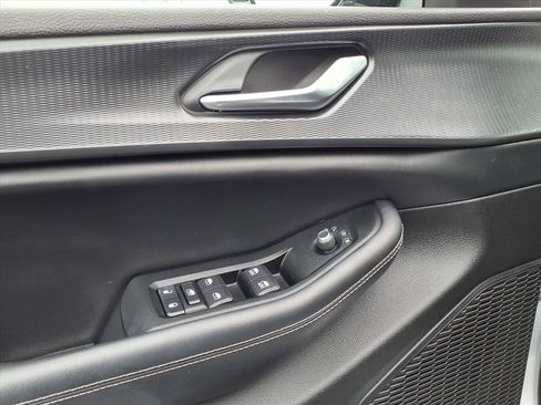 Used 2023 Jeep Grand Cherokee Altitude image 4