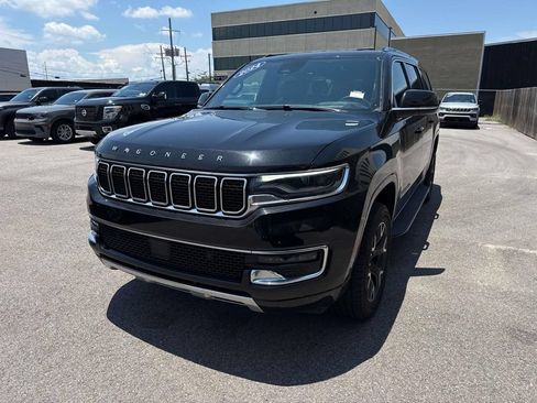 Used 2024 Jeep Wagoneer L Series III w/ Flexible Seating Group AWD/4WD image 3