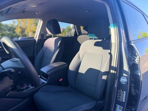 Used 2019 Hyundai Tucson SE image 2