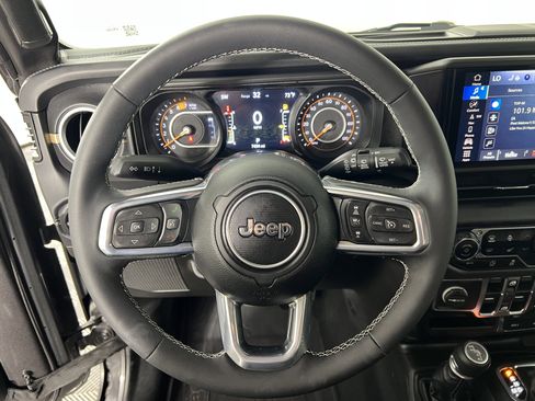 Used 2025 Jeep Wrangler Unlimited Sahara AWD/4WD image 27