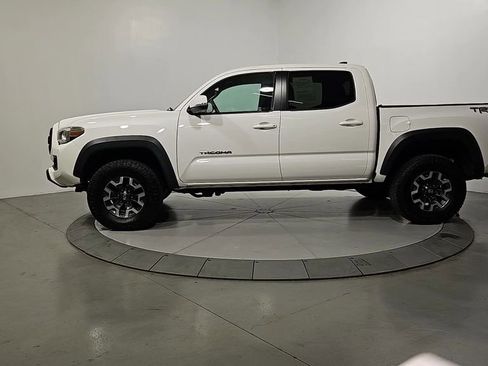 Used 2018 Toyota Tacoma TRD Off-Road image 2