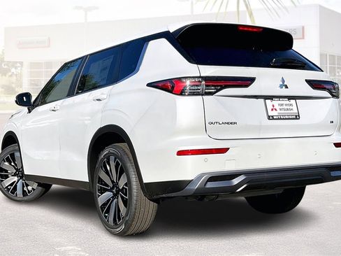 New 2026 Mitsubishi Outlander SE image 3