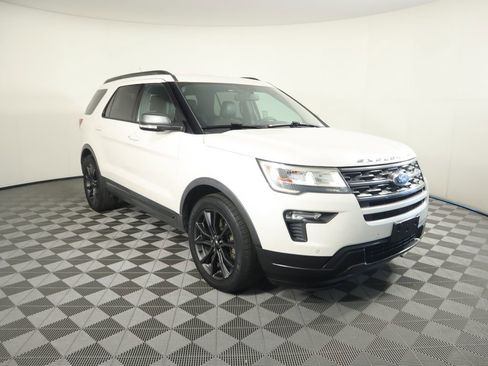 Used 2019 Ford Explorer XLT w/ Equipment Group 202A image 3
