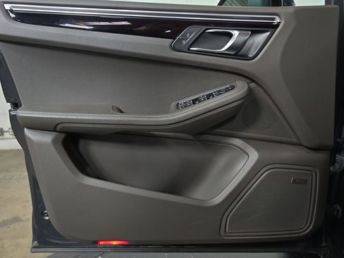 Certified 2019 Porsche Macan image 22