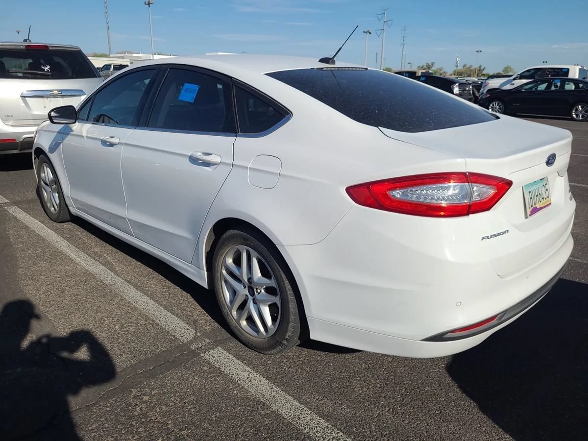 Used 2016 Ford Fusion SE FWD image 2