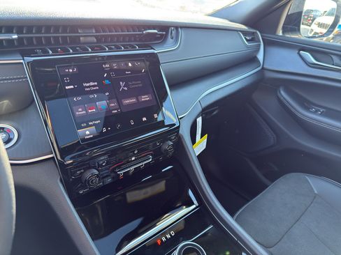 New 2025 Jeep Grand Cherokee Altitude image 20