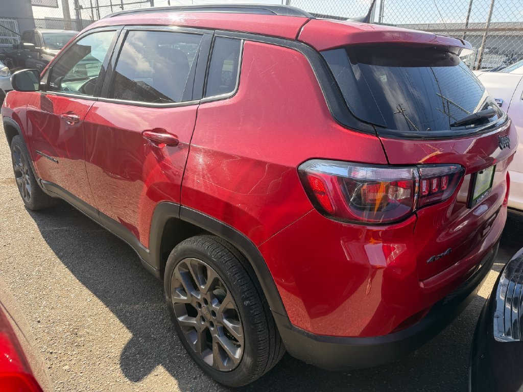 Used 2021 Jeep Compass Latitude w/ Sun and Sound Group AWD/4WD image 2