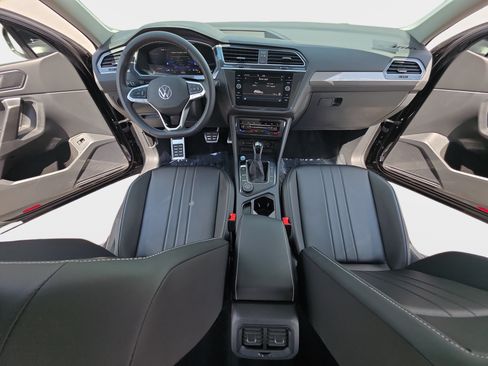 Used 2024 Volkswagen Tiguan SE w/ Panoramic Sunroof Package AWD/4WD image 9