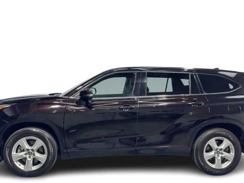 Used 2021 Toyota Highlander LE FWD image 1