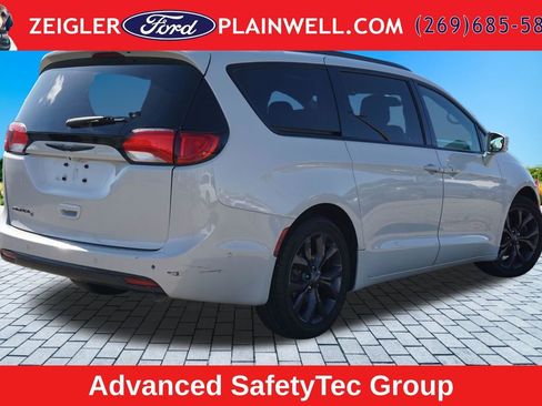 Used 2020 Chrysler Pacifica Touring w/ Advanced Safetytec Group FWD image 5