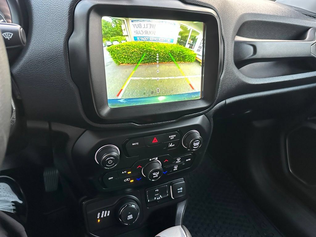 Used 2023 Jeep Renegade Latitude AWD/4WD image 13