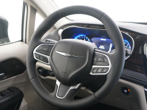 Used 2024 Chrysler Pacifica Limited image 15