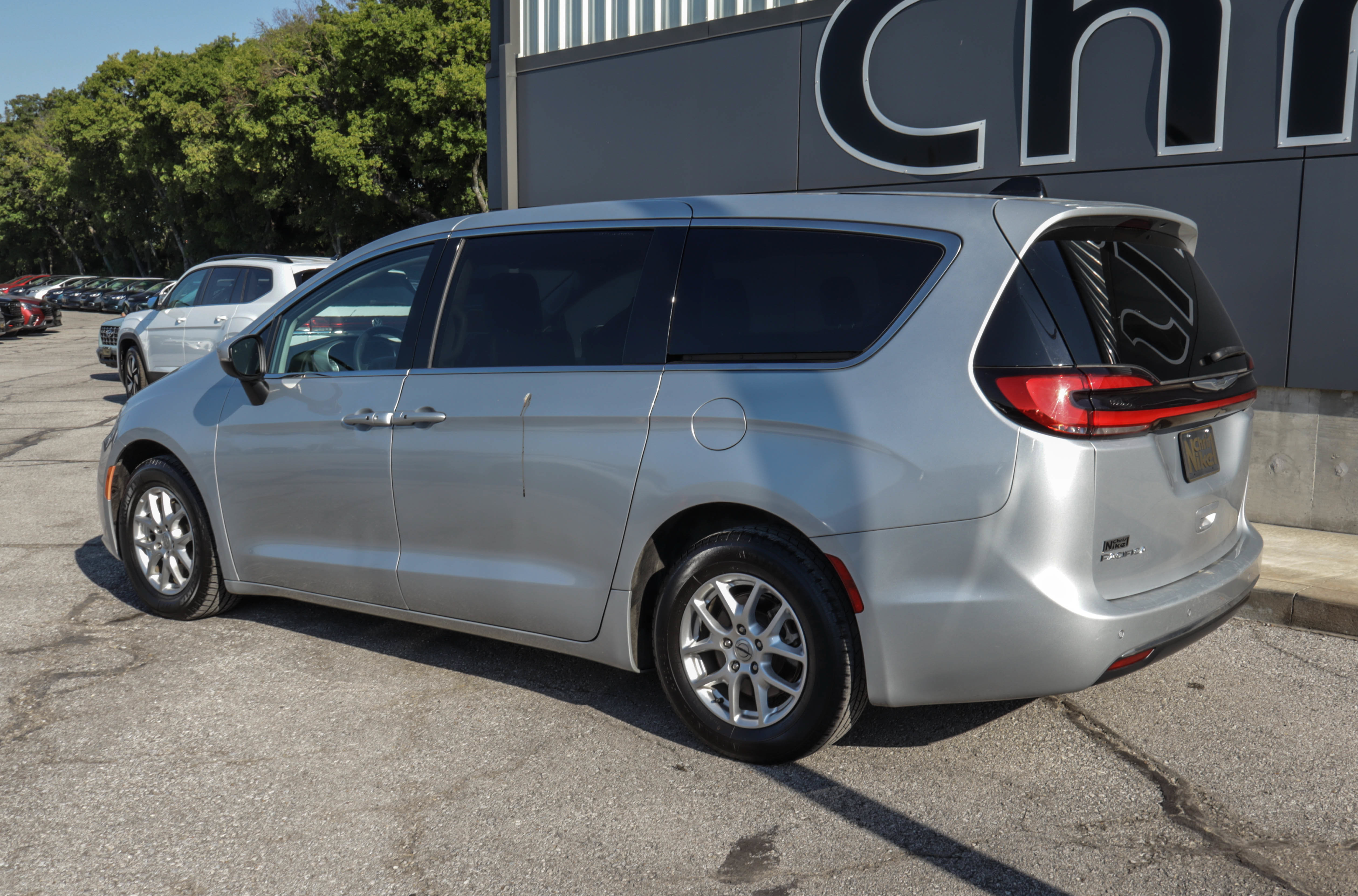 Used 2023 Chrysler Pacifica Touring-L FWD image 6