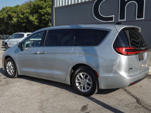 Used 2023 Chrysler Pacifica Touring-L FWD image 6