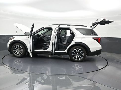 Used 2025 Ford Explorer ST-Line w/ Premium Package image 34
