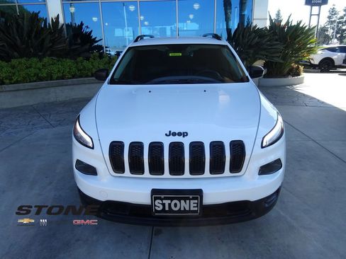 Used 2017 Jeep Cherokee Altitude image 2