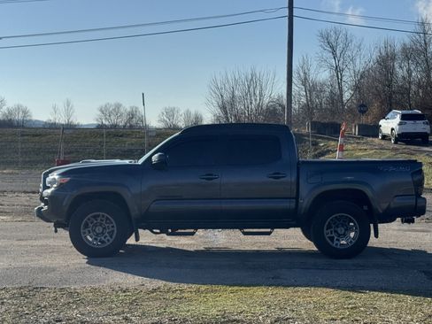 Used 2022 Toyota Tacoma 4x4 Double Cab image 4