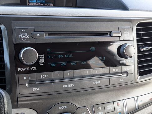 Used 2014 Toyota Sienna LE FWD image 22