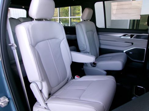 New 2026 Jeep Grand Wagoneer 4WD image 18