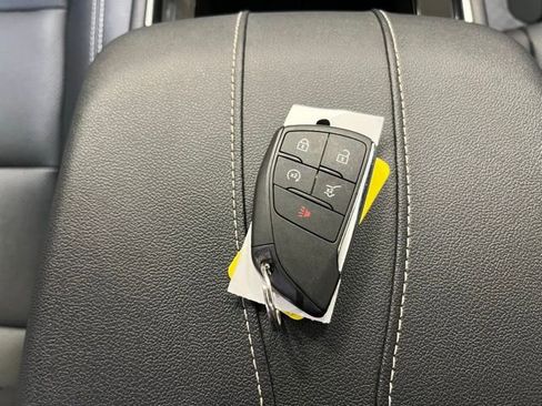 Used 2025 Chevrolet Traverse LT image 27