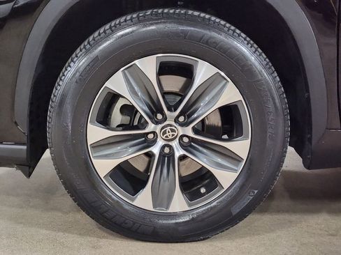 Used 2021 Toyota Highlander XLE FWD image 28