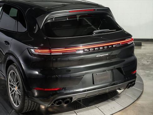 Used 2025 Porsche Cayenne AWD/4WD image 30