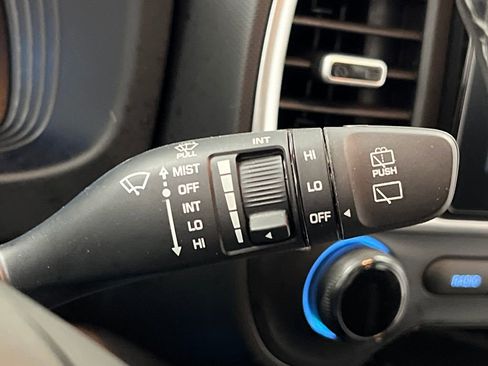 Used 2025 Hyundai Venue SEL FWD image 40