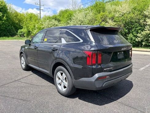 Used 2023 Kia Sorento LX FWD image 3