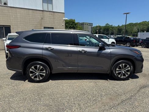 Used 2021 Toyota Highlander XLE AWD/4WD image 8