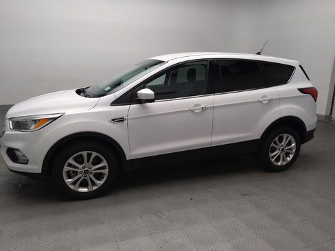 Used 2019 Ford Escape SE FWD image 2