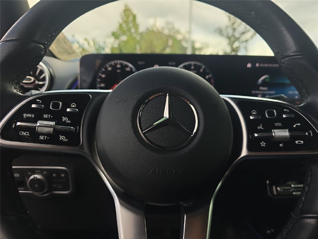 Used 2023 Mercedes-Benz GLB 250 4MATIC w/ Premium Package image 22