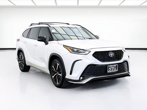 Used 2022 Toyota Highlander XSE FWD image 3