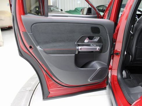 Used 2024 Mercedes-Benz GLB 250 4MATIC image 39