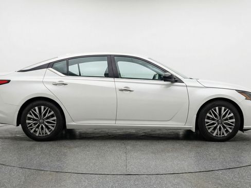 Used 2025 Nissan Altima 2.5 SV image 11