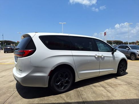 Used 2024 Chrysler Pacifica Limited FWD image 5