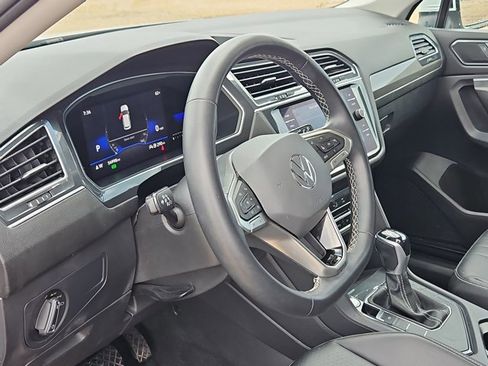 Used 2022 Volkswagen Tiguan SE image 9