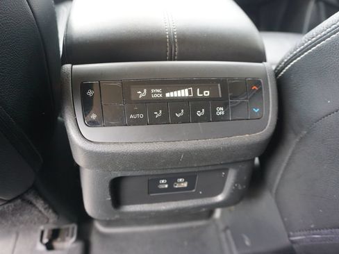 Used 2022 Nissan Pathfinder SV FWD image 14