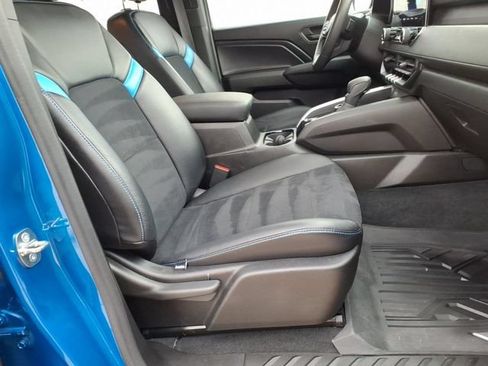 Used 2023 Chevrolet Colorado Trail Boss w/ Technology Package AWD/4WD image 9