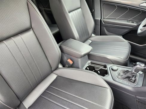 Used 2022 Volkswagen Tiguan SE image 15