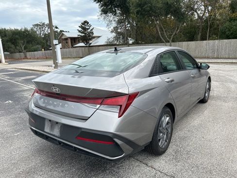 Used 2024 Hyundai Elantra SEL image 3