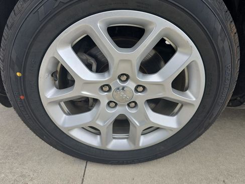 Used 2018 Jeep Renegade Latitude w/ Popular Equipment Group FWD image 10