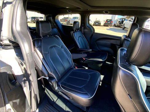 Used 2025 Chrysler Pacifica Limited image 19
