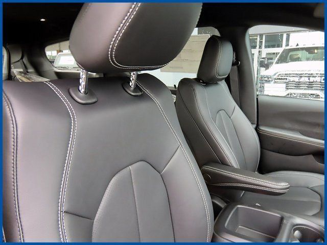 New 2026 Chrysler Pacifica Select AWD/4WD image 9