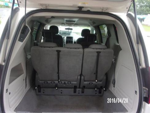 Used 2010 Dodge Grand Caravan SXT w/ Entertainment Group 2 FWD image 9