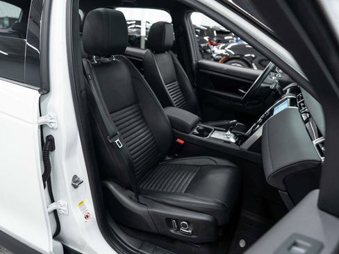 Used 2022 Land Rover Discovery Sport SE image 11