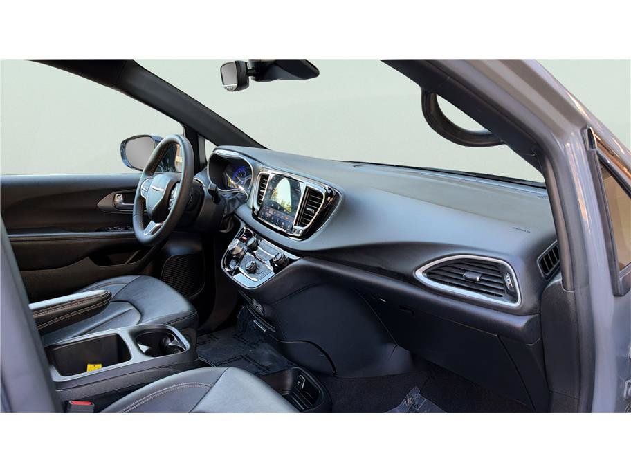 Used 2025 Chrysler Pacifica Select FWD image 29