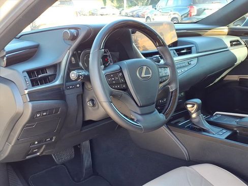 Used 2019 Lexus ES 300h w/ Luxury Package image 12