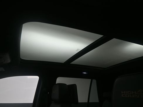 Used 2021 Chevrolet Tahoe High Country w/ Premium Package image 17