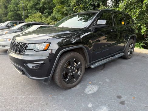 Used 2018 Jeep Grand Cherokee Laredo AWD/4WD image 2